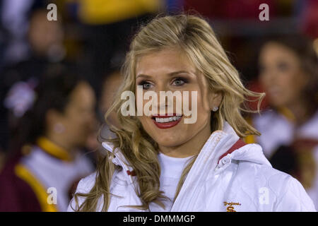 17 ottobre 2009: UN USC Trojans Cheerleader in disparte durante il NCAA college partita di calcio tra la USC Trojans e la Cattedrale di Notre Dame Fighting Irish di Notre Dame Stadium di Notre Dame, Indiana. Il Trojan Beat the Fighting Irish 34-27..Mandatory Credit: Frank Jansky / Southcreek globale di credito (Immagine: © Southcreek globale/ZUMApress.com) Foto Stock