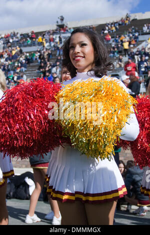 17 ottobre 2009: UN USC Trojans Cheerleader in disparte durante il NCAA college partita di calcio tra la USC Trojans e la Cattedrale di Notre Dame Fighting Irish di Notre Dame Stadium di Notre Dame, Indiana. Il Trojan Beat the Fighting Irish 34-27..Mandatory Credit: Frank Jansky / Southcreek globale di credito (Immagine: © Southcreek globale/ZUMApress.com) Foto Stock