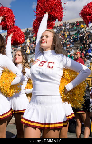 17 ottobre 2009: UN USC Trojans Cheerleader in disparte durante il NCAA college partita di calcio tra la USC Trojans e la Cattedrale di Notre Dame Fighting Irish di Notre Dame Stadium di Notre Dame, Indiana. Il Trojan Beat the Fighting Irish 34-27..Mandatory Credit: Frank Jansky / Southcreek globale di credito (Immagine: © Southcreek globale/ZUMApress.com) Foto Stock