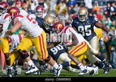 17 ottobre 2009: USC Trojans Joe McKnight (4) corre il calcio durante il NCAA college partita di calcio tra la USC Trojans e la Cattedrale di Notre Dame Fighting Irish di Notre Dame Stadium di Notre Dame, Indiana. Il Trojan Beat the Fighting Irish 34-27..Mandatory Credit: Frank Jansky / Southcreek globale di credito (Immagine: © Southcreek globale/ZUMApress.com) Foto Stock