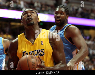 Ottobre 22, 2009 - Anaheim, California, Stati Uniti d'America - Los Angeles Lakers' RON ARTEST #37 prende un colpo contro il Denver Nuggets' NENE #31 durante una partita di preseason all'Honda Center. Lakers sconfiggere le pepite 106-89. (Credito Immagine: © Mark Samala/ZUMA Press) Foto Stock