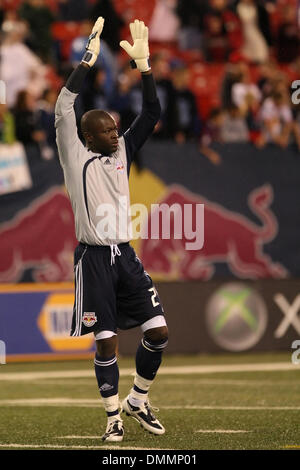 24 ottobre 2009: New York Red Bulls portiere Bouna Coundoul rally la folla. Il New York Red Bulls sconfitto Toronto FC 5-0 al Giants Stadium, Rutherford, NJ.credito obbligatorio: Anthony Gruppuso/ Southcreek globale di credito (Immagine: © Southcreek globale/ZUMApress.com) Foto Stock