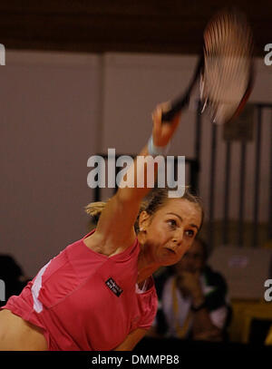 04 nov 2009 - Nusa Dua, Indonesia - Magdalena RYBARIKOVA della Slovacchia serve la sfera durante la sua partita contro il Top Player seminate Marion BARTOLI dalla Francia al torneo di tennis del Commonwealth Bank WTA Tour 2009 a Bali. BARTOLI ha vinto per punteggio 6-4, 6-4. (Credito Immagine: © Johannes P. Christo/ZUMA Press) Foto Stock