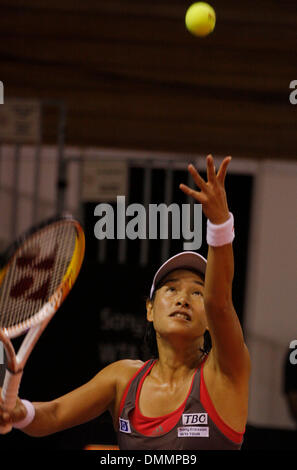 04 nov 2009 - Nusa Dua, Indonesia - KIMIKO DATE KRUMM del Giappone serve la sfera durante la sua partita contro il giocatore belga Yanina Wickmayer al torneo di tennis del Commonwealth Bank WTA Tour 2009 a Bali. WICKMAYER ha vinto per punteggio 7-6, 6-3. (Credito Immagine: © Johannes P. Christo/ZUMA Press) Foto Stock