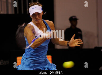 04 nov 2009 - Nusa Dua, Indonesia - lettore belga YANINA WICKMAYER restituisce la palla durante la sua partita contro Kimiko Date Krumm del Giappone al torneo di tennis del Commonwealth Bank WTA Tour 2009 a Bali. Ha vinto per punteggio 7-6, 6-3. (Credito Immagine: © Johannes P. Christo/ZUMA Press) Foto Stock