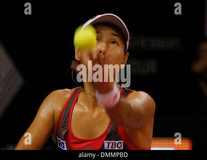 04 nov 2009 - Nusa Dua, Indonesia - KIMIKO DATE KRUMM del Giappone serve la sfera durante la sua partita contro il giocatore belga Yanina Wickmayer al torneo di tennis del Commonwealth Bank WTA Tour 2009 a Bali. WICKMAYER ha vinto per punteggio 7-6, 6-3. (Credito Immagine: © Johannes P. Christo/ZUMA Press) Foto Stock