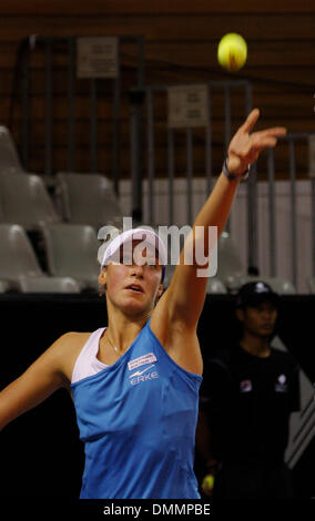 04 nov 2009 - Nusa Dua, Indonesia - lettore belga YANINA WICKMAYER serve la sfera durante la sua partita contro Kimiko Date Krumm del Giappone al torneo di tennis del Commonwealth Bank WTA Tour 2009 a Bali. Ha vinto per punteggio 7-6, 6-3. (Credito Immagine: © Johannes P. Christo/ZUMA Press) Foto Stock