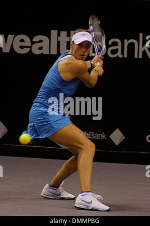 04 nov 2009 - Nusa Dua, Indonesia - lettore belga YANINA WICKMAYER restituisce la palla durante la sua partita contro Kimiko Date Krumm del Giappone al torneo di tennis del Commonwealth Bank WTA Tour 2009 a Bali. Ha vinto per punteggio 7-6, 6-3. (Credito Immagine: © Johannes P. Christo/ZUMA Press) Foto Stock