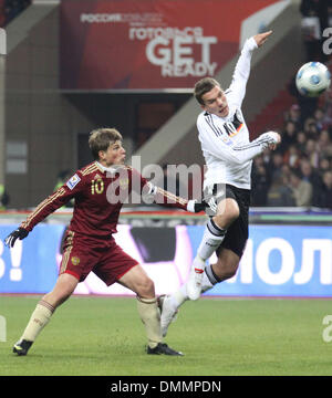 Oct 10, 2009 - Moscow, Russia - calcio russo in avanti Andrei Arshavin che attualmente gioca per Arsenale della Premier League inglese. Nella foto: Andrei Arshavin (L) giocando per la Russia la squadra nazionale vs team nazionale tedesco a Mosca. Calciatore tedesco Lukas Podolski (R) (credito Immagine: © PhotoXpress/ZUMA Press) Foto Stock