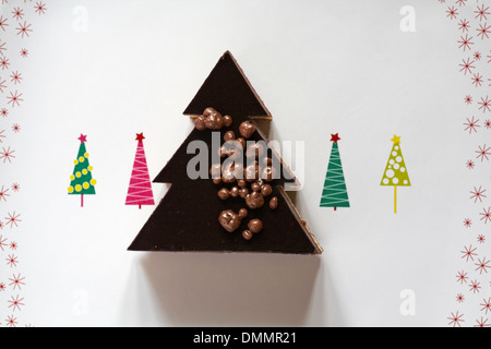 La Marks & Spencer albero di Natale dessert su piastra di festa con alberi di Natale su Foto Stock