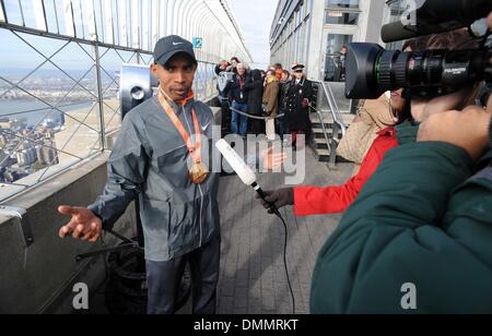 Nov 02, 2009 - Manhattan, New York, Stati Uniti d'America - 2009 NYC Marathon Uomini vincitore Meb Keflezighi dà un'intervista come egli tours l'Empire State Building. (Credito Immagine: Â© Bryan Smith/ZUMA Premere) Restrizioni: * New York City quotidiani diritti * Foto Stock