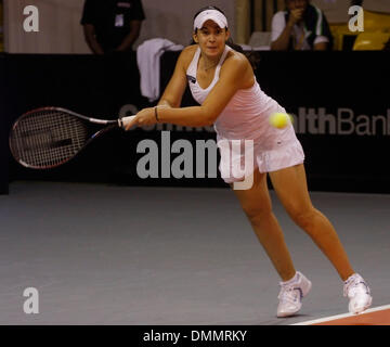 04 nov 2009 - Nusa Dua, Indonesia - Top seminate player Marion BARTOLI dalla Francia restituisce la palla durante la sua partita contro Magdalena RYBARIKOVA della Slovacchia al torneo di tennis del Commonwealth Bank WTA Tour 2009 a Bali. Ha vinto per punteggio 6-4, 6-4. (Credito Immagine: © Johannes P. Christo/ZUMA Press) Foto Stock