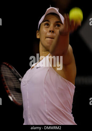 04 nov 2009 - Nusa Dua, Indonesia - Top seminate player Marion BARTOLI dalla Francia serve la sfera durante la sua partita contro Magdalena RYBARIKOVA della Slovacchia al torneo di tennis del Commonwealth Bank WTA Tour 2009 a Bali. Ha vinto per punteggio 6-4, 6-4. (Credito Immagine: © Johannes P. Christo/ZUMA Press) Foto Stock