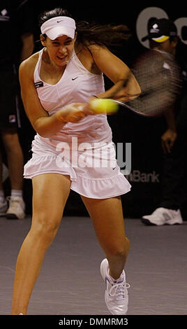 04 nov 2009 - Nusa Dua, Indonesia - Top seminate player Marion BARTOLI dalla Francia restituisce la palla durante la sua partita contro Magdalena RYBARIKOVA della Slovacchia al torneo di tennis del Commonwealth Bank WTA Tour 2009 a Bali. Ha vinto per punteggio 6-4, 6-4. (Credito Immagine: © Johannes P. Christo/ZUMA Press) Foto Stock