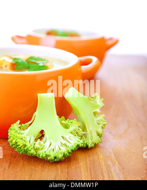 Due ciotola di zuppa cremosa sul tavolo in legno nella sala da pranzo fresco verde broccoli, nutrizione organica, cibo sano Foto Stock