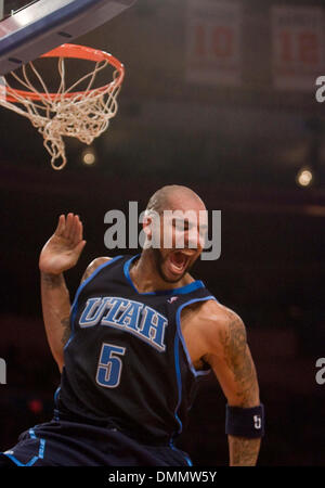 Nov. 09, 2009 - New York New York, Stati Uniti - CARLOS BOOZER celebra con Utah Jazz dopo che essi hanno sperimentato la sua prima vittoria in New York dal 2004, con una vittoria 95-93 sopra New York Knicks. La Utah avanti segnato 23 punti verso la vittoria. (Credito Immagine: © Mehmet Demirci/ZUMApress.com) Foto Stock