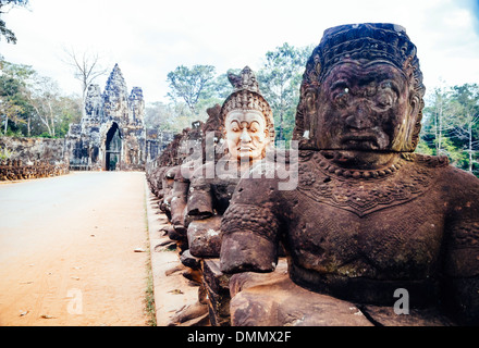 Cambogia Siem Reap, Angkor, deamon sulla testa di divinità e ponte deamon presso la porta sud di Angkor Thom Foto Stock