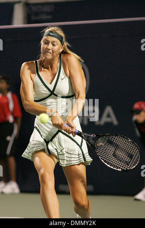 21 Agosto 2009: La partita andando ben oltre la mezzanotte della Russia Maria Sharapova sconfigge il polacco Agnieszka RADWANSKA in due set, durante i loro quarti di finale corrispondono a delle donne Rogers tennis Cup ha suonato presso il centro Rexall, York University di Toronto, ON. (Credito Immagine: © Southcreek globale/ZUMApress.com) Foto Stock