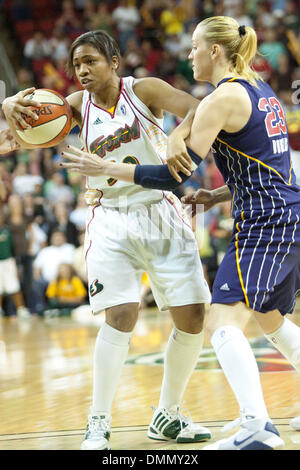 22 Agosto 2009: Tanisha Wright (30) combatte off Katie Douglas (23) durante la Seattle Storm 70-64 vittoria su Indiana la febbre a Key Arena di Seattle Washington. (Credito Immagine: © Southcreek globale/ZUMApress.com) Foto Stock