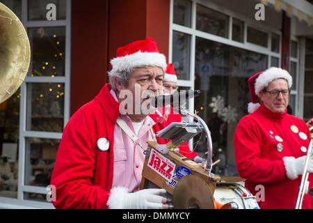 Jazz musicians playing al mercatino di Natale a Colonia Foto Stock