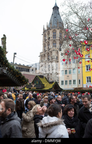 Mercatino di Natale di Colonia: la folla di gente beve Glühwein o vin brulé Foto Stock