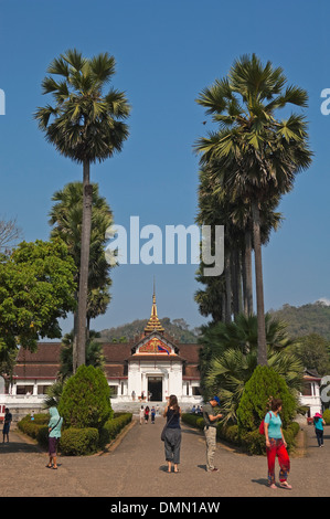 Vista verticale del Palazzo Reale o Haw Kham in Luang Prabang in una giornata di sole. Foto Stock