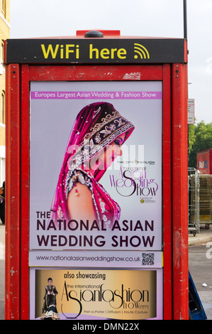 Un annuncio pubblicitario per la Nazionale di nozze asiatici mostrano su una cabina telefonica a Whitechapel di Londra. Foto Stock