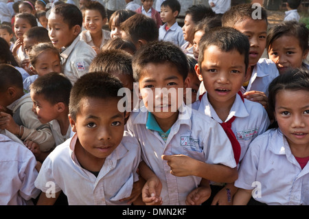 Ritratto orizzontale di lotti di scuola i bambini giocando insieme ad una scuola in Laos. Foto Stock