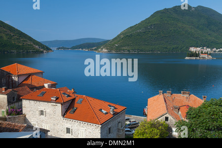 Baia di Kotor paesaggio. Città Perast, Montenegro Foto Stock