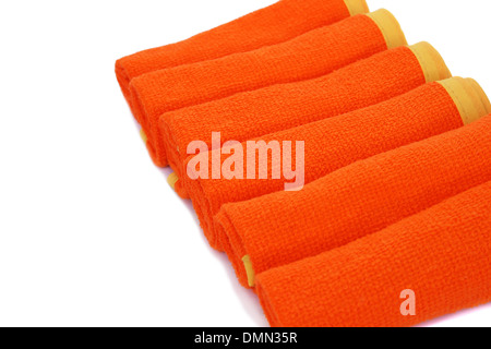 Asciugamani puliti arrotolati isolati su sfondo bianco. Foto Stock