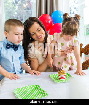 Famiglia ragazza festeggia il compleanno Foto Stock