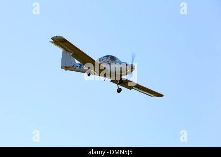 Piper PA-38-112 Tomahawk G-BGBW sull approccio alla terra a Gamston (Retford) Aeroporto Foto Stock