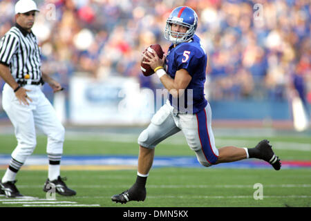 4 Settembre 2009: Kansas quarterback Todd Reesing (5) guarda a passare durante l'azione di gioco nella prima metà. (Credito Immagine: © Southcreek globale/ZUMApress.com) Foto Stock