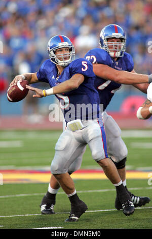 4 Settembre 2009: Kansas quarterback Todd Reesing (5) guarda a passare durante l'azione di gioco nella prima metà. (Credito Immagine: © Southcreek globale/ZUMApress.com) Foto Stock