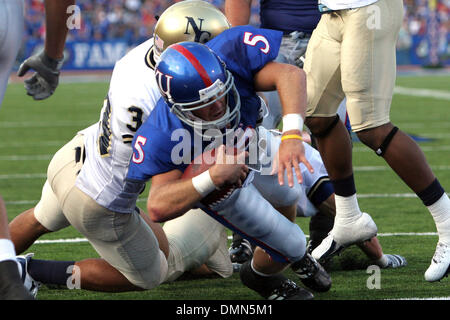 4 Settembre 2009: Kansas quarterback Todd Reesing (5) arriva da nord sicurezza Colorado Stephen Michon (39) segnando un touchdown durante l'azione di gioco nella prima metà. (Credito Immagine: © Southcreek globale/ZUMApress.com) Foto Stock