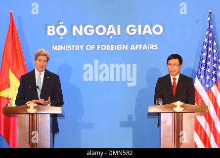 Hanoi, Vietnam. Xvi Dec, 2013. Stati Uniti Il segretario di Stato John Kerry (L) e vietnamita il Vice Primo Ministro e Ministro degli Affari Esteri Pham Binh Minh partecipare ad una conferenza stampa dopo i colloqui di Hanoi, capitale del Vietnam, Dic 16, 2013. Credito: VNA/Xinhua/Alamy Live News Foto Stock