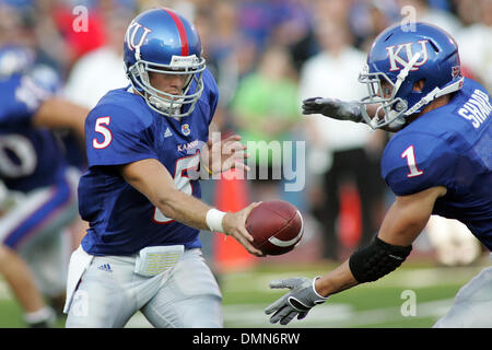 4 Settembre 2009: Kansas quarterback Todd Reesing (5) Hands off a Kansas running back Jake Sharp (1) durante l'azione di gioco nella prima metà. Il Kansas Jayhawks sconfitto il Colorado settentrionale porta 49-3 presso il Memorial Stadium. (Credito Immagine: © Southcreek globale/ZUMApress.com) Foto Stock