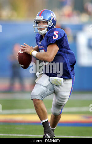 4 Settembre 2009: Kansas quarterback Todd Reesing (5) guarda a passare durante l'azione di gioco nella prima metà. Il Kansas Jayhawks sconfitto il Colorado settentrionale porta 49-3 presso il Memorial Stadium. (Credito Immagine: © Southcreek globale/ZUMApress.com) Foto Stock