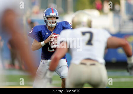 4 Settembre 2009: Kansas quarterback Todd Reesing (5) guarda a passare durante l'azione di gioco nella prima metà. Il Kansas Jayhawks sconfitto il Colorado settentrionale porta 49-3 presso il Memorial Stadium. (Credito Immagine: © Southcreek globale/ZUMApress.com) Foto Stock