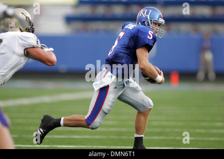 4 Settembre 2009: Kansas quarterback Todd Reesing (5) codifica per guadagnare yardage durante l'azione di gioco nella prima metà. Il Kansas Jayhawks sconfitto il Colorado settentrionale porta 49-3 presso il Memorial Stadium. (Credito Immagine: © Southcreek globale/ZUMApress.com) Foto Stock