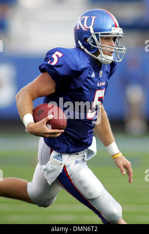 4 Settembre 2009: Kansas quarterback Todd Reesing (5) codifica per guadagnare yardage durante l'azione di gioco nella prima metà. Il Kansas Jayhawks sconfitto il Colorado settentrionale porta 49-3 presso il Memorial Stadium. (Credito Immagine: © Southcreek globale/ZUMApress.com) Foto Stock