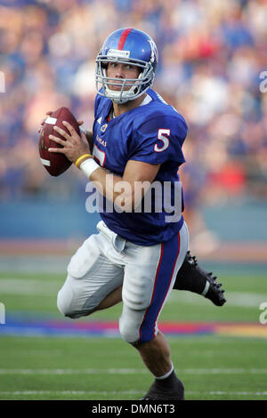 4 Settembre 2009: Kansas quarterback Todd Reesing (5) guarda a passare durante l'azione di gioco nella prima metà. Il Kansas Jayhawks sconfitto il Colorado settentrionale porta 49-3 presso il Memorial Stadium. (Credito Immagine: © Southcreek globale/ZUMApress.com) Foto Stock