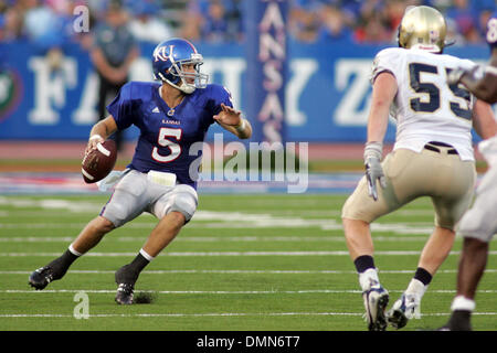 4 Settembre 2009: Kansas quarterback Todd Reesing (5) guarda a passare durante l'azione di gioco nella prima metà. Il Kansas Jayhawks sconfitto il Colorado settentrionale porta 49-3 presso il Memorial Stadium. (Credito Immagine: © Southcreek globale/ZUMApress.com) Foto Stock