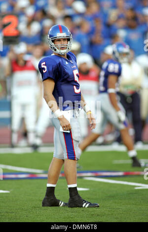 4 Settembre 2009: Kansas quarterback Todd Reesing (5) guarda ad emarginare durante l'azione di gioco nella prima metà. Il Kansas Jayhawks sconfitto il Colorado settentrionale porta 49-3 presso il Memorial Stadium. (Credito Immagine: © Southcreek globale/ZUMApress.com) Foto Stock