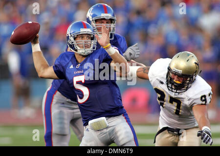 4 Settembre 2009: Kansas quarterback Todd Reesing (5) cerca di passare sotto la copertura pesante dal nord del Colorado difensivo fine Nick Hernon (97) durante l'azione di gioco nella prima metà. Il Kansas Jayhawks sconfitto il Colorado settentrionale porta 49-3 presso il Memorial Stadium. (Credito Immagine: © Southcreek globale/ZUMApress.com) Foto Stock