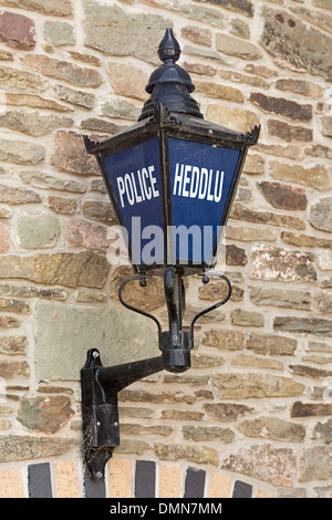 Vecchio stile luce della polizia e segno sulla stazione, Talgarth, Wales, Regno Unito Foto Stock