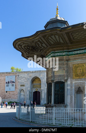 Istanbul, il Sultano Ahmed fontana e nell'bacground il Palazzo Topkapi entrata principale Foto Stock