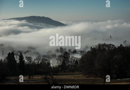 Praga, Repubblica Ceca. Xvi Dec, 2013. Nuvole la posa di bassa a causa del tempo di inversione sono visto da di Jizerske hory montagne vicino Bedrichov, circa 70 chilometri a nord di Praga Repubblica Ceca, Venerdì, Dicembre 16, 2013. © Radek Petrasek/CTK foto/Alamy Live News Foto Stock