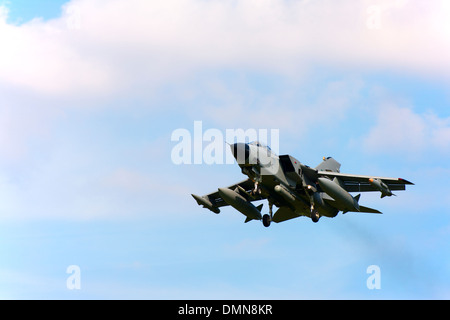 Panavia Tornado IDS 8306 Royal Saudi Air Force in atterraggio a RAF Coningsby Foto Stock