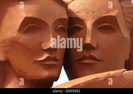 Dettaglio degli amanti della scultura nel cortile del "Vecchio fabbro del negozio" in Gretna Green, Scozia, Gran Bretagna, Regno Unito Foto Stock